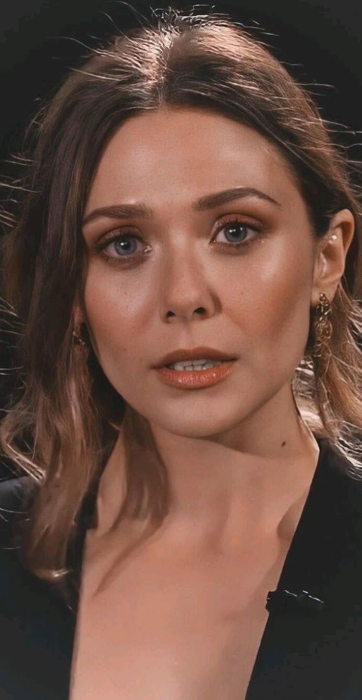 RYA50CXV Celeb Queens 05.jpg